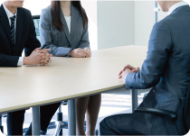 画像(⑥説明会や採用面接へ):気になる企業の説明会へは積極的に参加しよう！採用面接や試験へは、しっかり準備して臨もう！