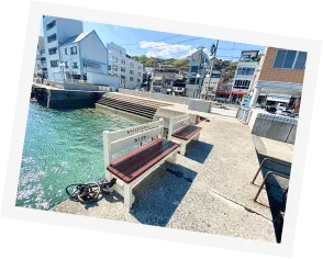 写真:海辺にベンチが写っています