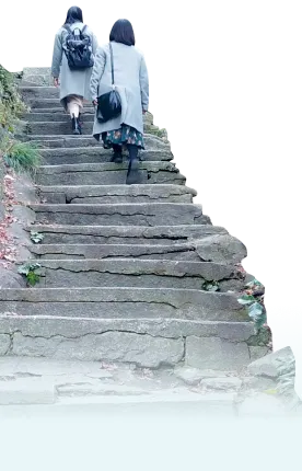 写真:坂道を登る2人の女性