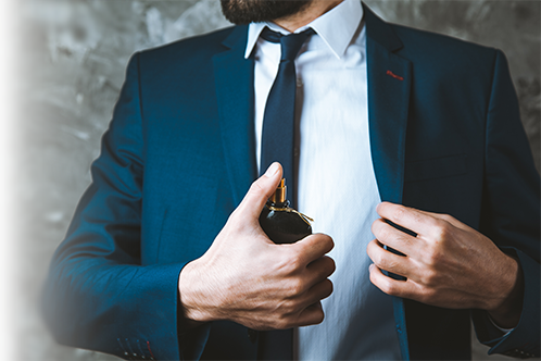 画像：香水を取り出す男性